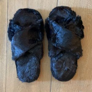 NWT Famiport Fuzzy Cross Band Black Slippers- M